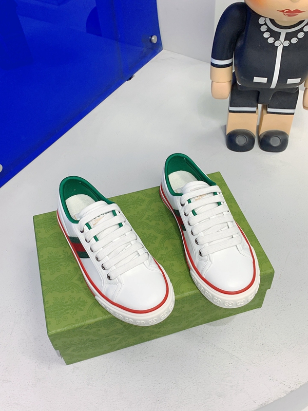 グッチ靴背面デザイン